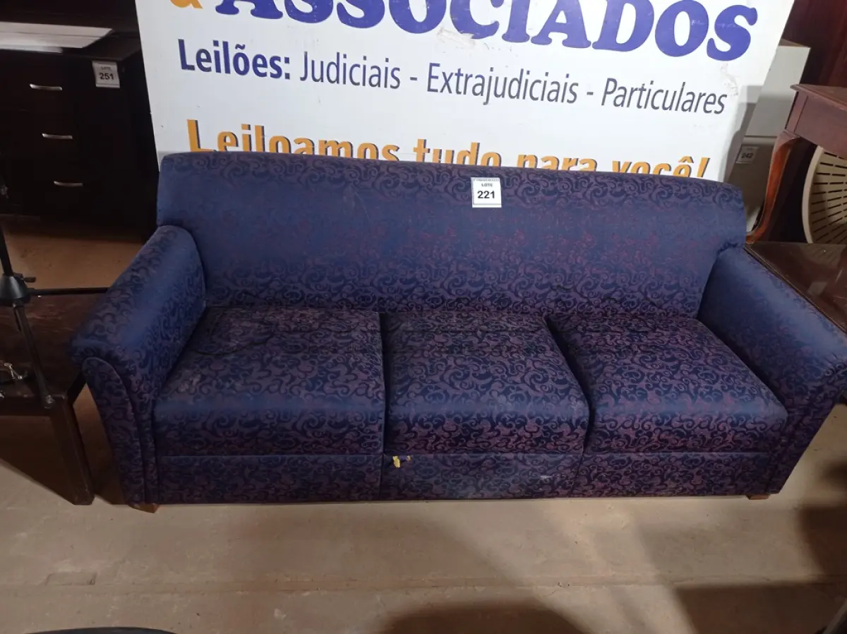 LOTE 221 - 01 SOFÁ 03 LUGARES NA COR AZUL (SOFA). (NO ESTADO EM QUE SE ENCONTRA. SUJEITO A AVARIAS OCULTAS/VISÍVEIS.)