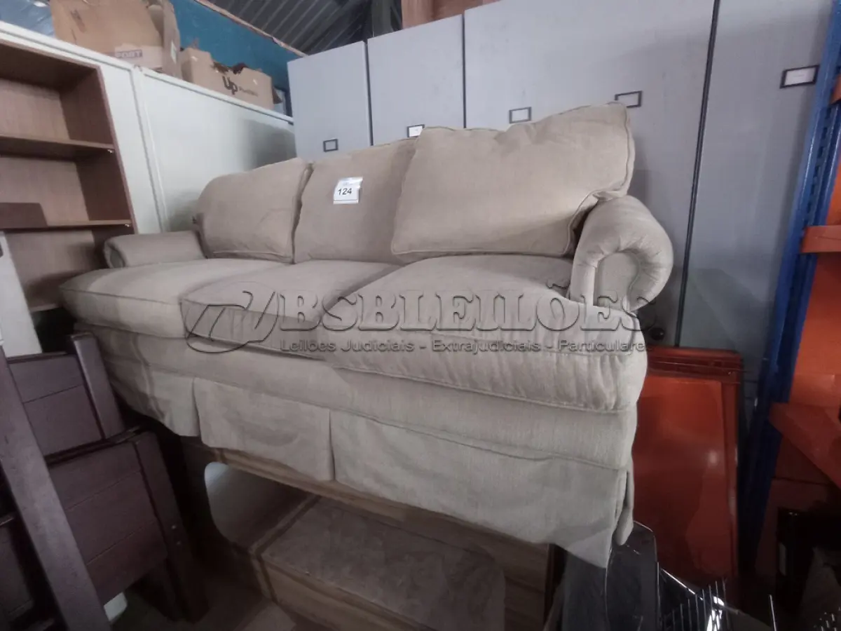LOTE 124 - 01 SOFÁ 03 LUGARES. (SOFA). (NO ESTADO EM QUE SE ENCONTRA. SUJEITO A AVARIAS OCULTAS/VISÍVEIS.) AU2090F