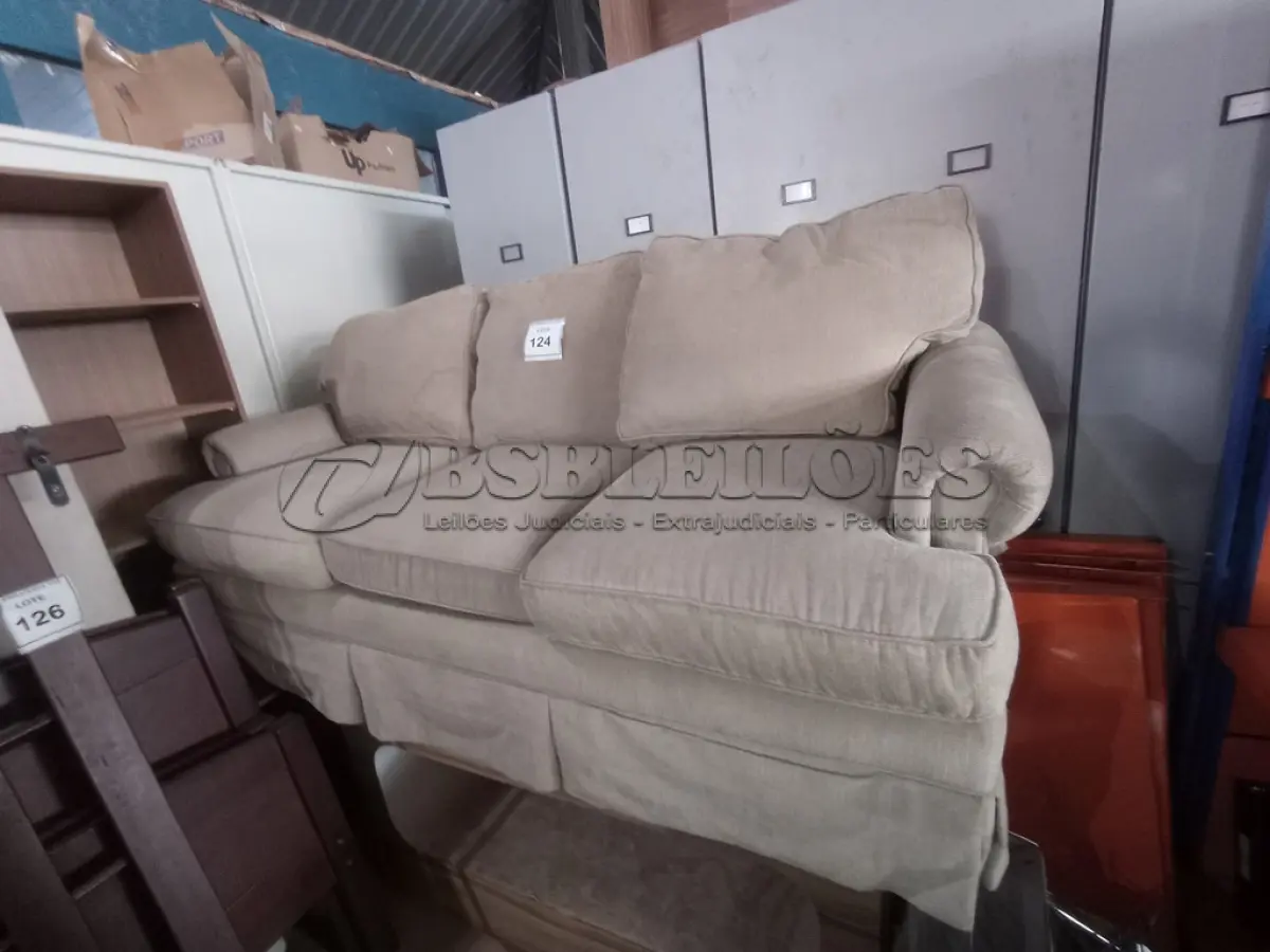 LOTE 124 - 01 SOFÁ 03 LUGARES. (SOFA). (NO ESTADO EM QUE SE ENCONTRA. SUJEITO A AVARIAS OCULTAS/VISÍVEIS.) AU2090F