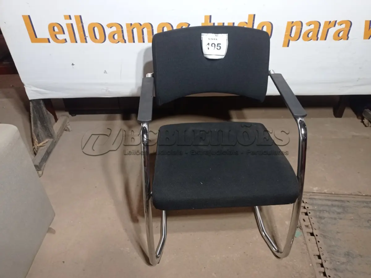 LOTE 195 - 01 CADEIRA DE ESCRITÓRIO PRETA SEM RODAS (BLACK OFFICE CHAIR WITHOUT WHEELS). (NO ESTADO EM QUE SE ENCONTRA. SUJEITO A AVARIAS OCULTAS/VISÍVEIS.)