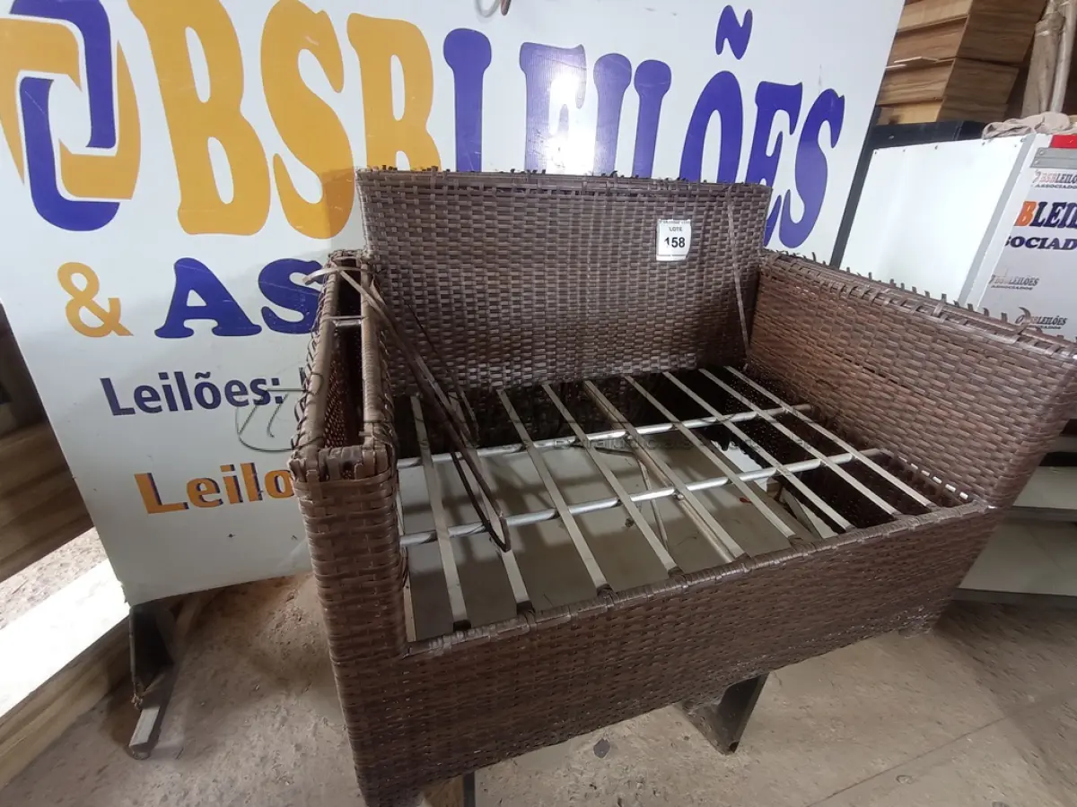 LOTE 158 - 01 SOFÁ (SOFA). (NO ESTADO EM QUE SE ENCONTRA. SUJEITO A AVARIAS OCULTAS/VISÍVEIS.) BH1579P