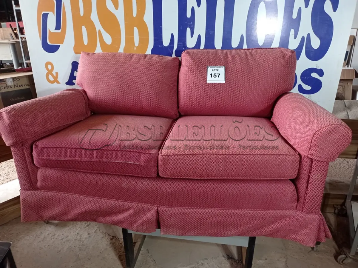 LOTE 157 - 01 SOFÁ 02 LUGARES NA COR VERMELHA (SOFA). (NO ESTADO EM QUE SE ENCONTRA. SUJEITO A AVARIAS OCULTAS/VISÍVEIS.) 