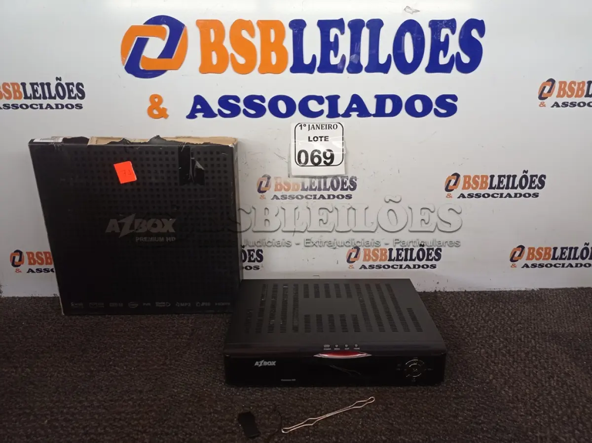 LOTE 069 - 01 RECEPTOR DE TV MARCA AZBOX MODELO PREMIUM. (NO ESTADO) ATENÇÃO! FAZER A VISITAÇÃO ANTES DE ARREMATAR, NÃO SABEMOS SE FUNCIONA. LEILÃO NÃO TEM GARANTIA E NEM DEVOLUÇÃO, SUJEITO A POSSÍVEIS AVARIAS VISÍVEIS/OCULTAS E/OU AUSÊNCIA DE COMPONENTES.