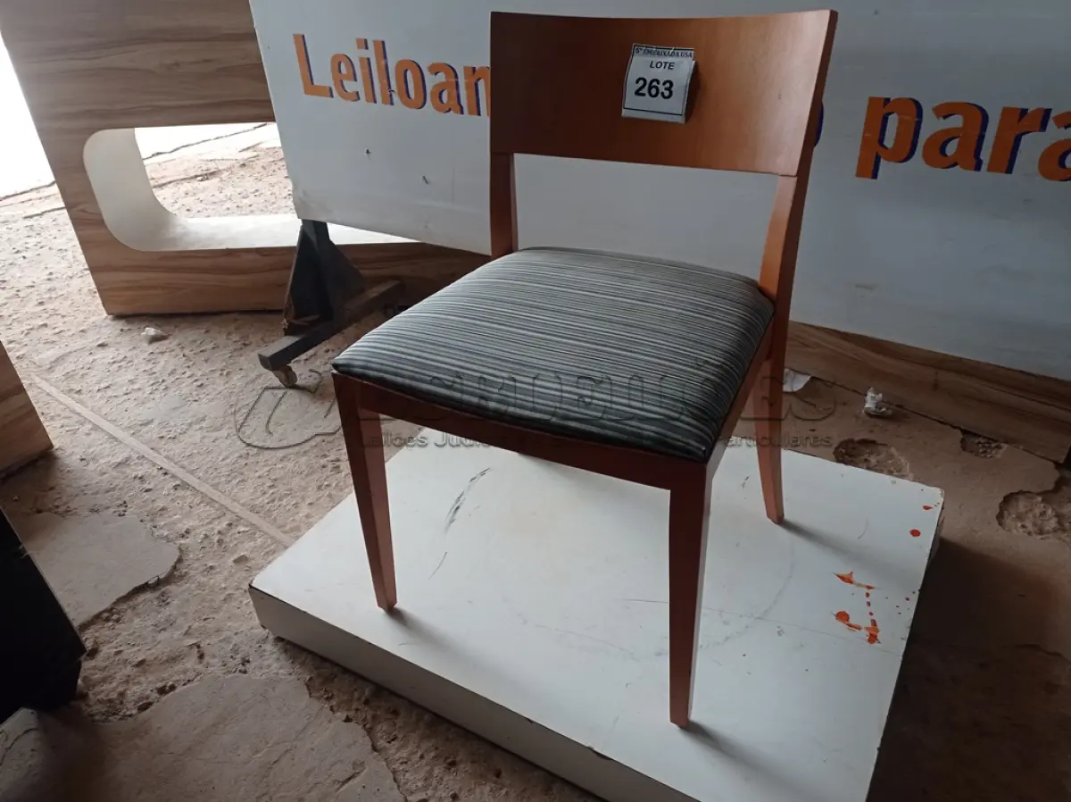 LOTE 263 - 01 CADEIRA MADEIRA ASSENTO CINZA LISTRADO (WOODEN CHAIR WITH GRAY STRIPED SEAT) (NO ESTADO EM QUE SE ENCONTRA. SUJEITO A AVARIAS OCULTAS/VISÍVEIS.)