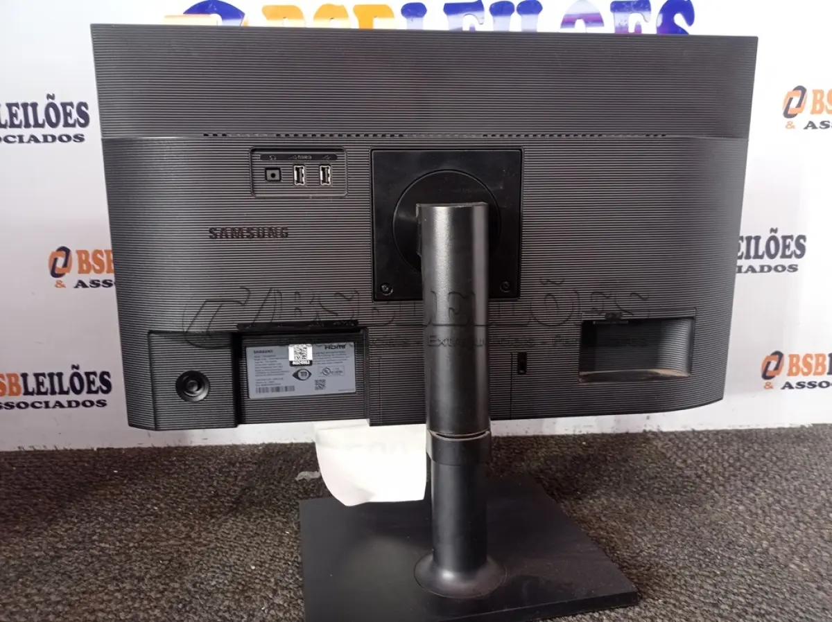 LOTE 097 - 01 MONITOR SAMSUNG 24” (MONITOR). (NO ESTADO EM QUE SE ENCONTRA. SUJEITO A AVARIAS OCULTAS/VISÍVEIS.) AU2498J