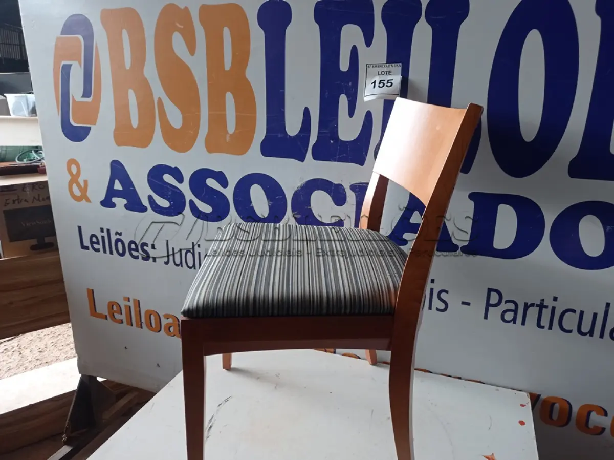 LOTE 155 - 01 CADEIRA EM MADEIRA ASSENTO CINZA LISTRADO (WOODEN CHAIR GRAY STRIPED SEAT). (NO ESTADO EM QUE SE ENCONTRA. SUJEITO A AVARIAS OCULTAS/VISÍVEIS.)