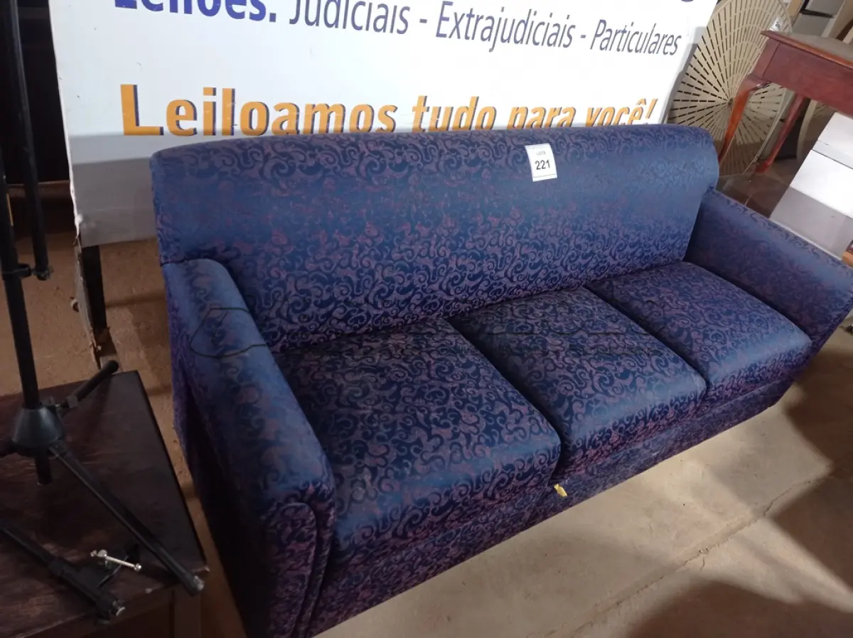 LOTE 221 - 01 SOFÁ 03 LUGARES NA COR AZUL (SOFA). (NO ESTADO EM QUE SE ENCONTRA. SUJEITO A AVARIAS OCULTAS/VISÍVEIS.)