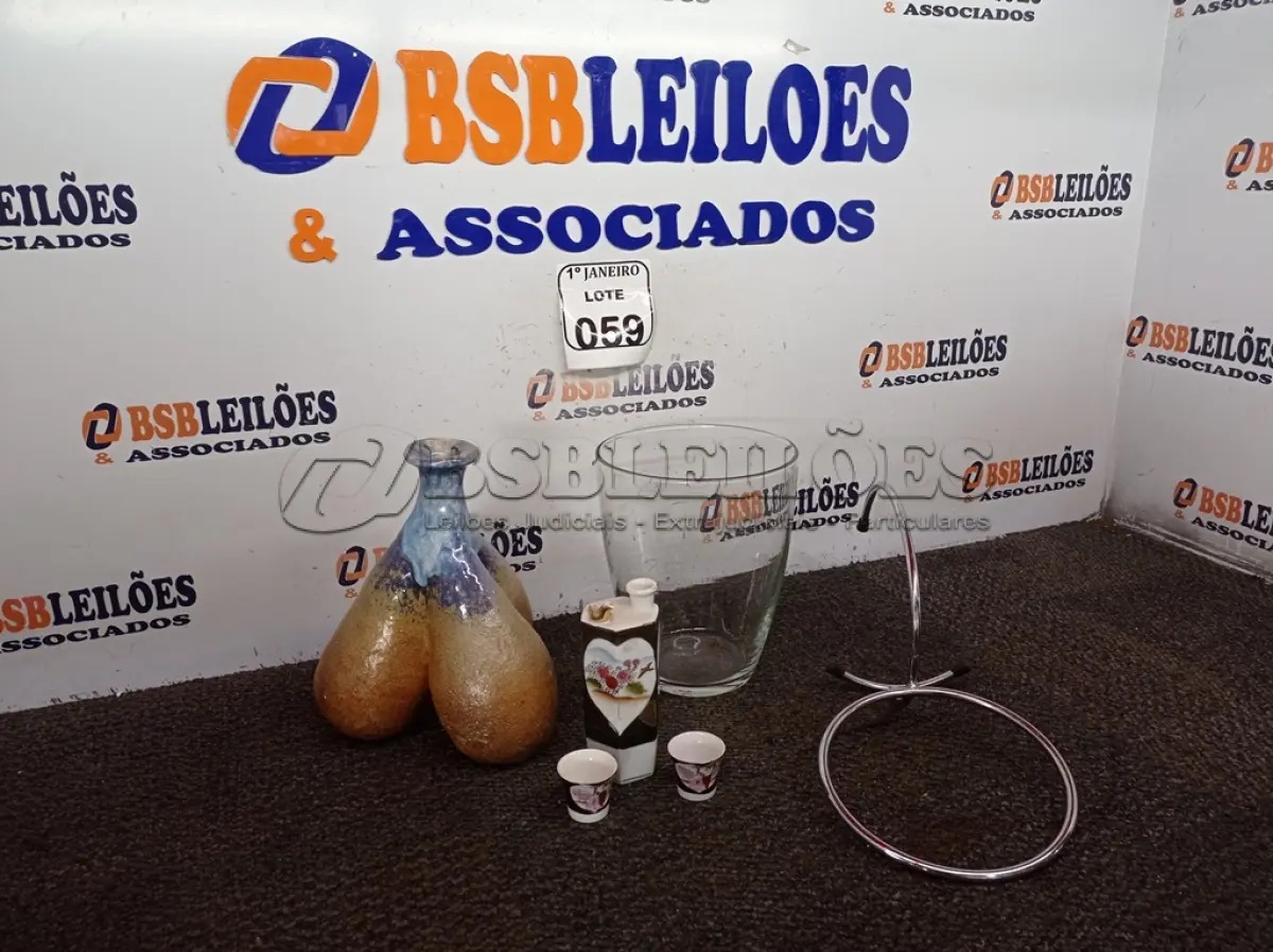 LOTE 059 - 01 CONJUNTO PARA SAQUÊ, 01 BALDE DE VIDRO P/GELO, 01 SUPORTE EM INOX E 01 ENFEITE DECORATIVO. (NO ESTADO) ATENÇÃO! FAZER A VISITAÇÃO ANTES DE ARREMATAR, NÃO SABEMOS SE FUNCIONA. LEILÃO NÃO TEM GARANTIA E NEM DEVOLUÇÃO, SUJEITO A POSSÍVEIS AVARIAS VISÍVEIS/OCULTAS E/OU AUSÊNCIA DE COMPONENTES.