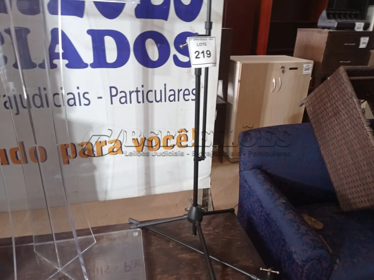 LOTE 219 - 01 TRIPÉ PARA BANNER (BANNER STAND). (NO ESTADO EM QUE SE ENCONTRA. SUJEITO A AVARIAS OCULTAS/VISÍVEIS.)