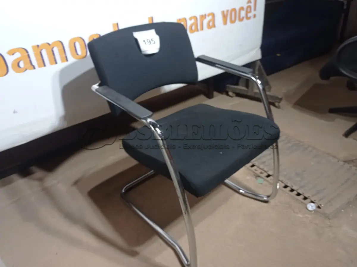 LOTE 195 - 01 CADEIRA DE ESCRITÓRIO PRETA SEM RODAS (BLACK OFFICE CHAIR WITHOUT WHEELS). (NO ESTADO EM QUE SE ENCONTRA. SUJEITO A AVARIAS OCULTAS/VISÍVEIS.)