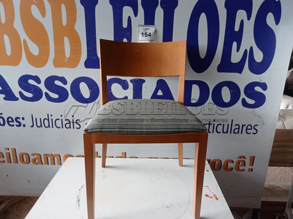LOTE 154 - 01 CADEIRA MADEIRA ASSENTO CINZA LISTRADO (WOODEN CHAIR GRAY STRIPED SEAT). (NO ESTADO EM QUE SE ENCONTRA. SUJEITO A AVARIAS OCULTAS/VISÍVEIS.) 