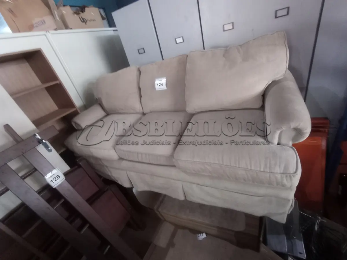 LOTE 124 - 01 SOFÁ 03 LUGARES. (SOFA). (NO ESTADO EM QUE SE ENCONTRA. SUJEITO A AVARIAS OCULTAS/VISÍVEIS.) AU2090F