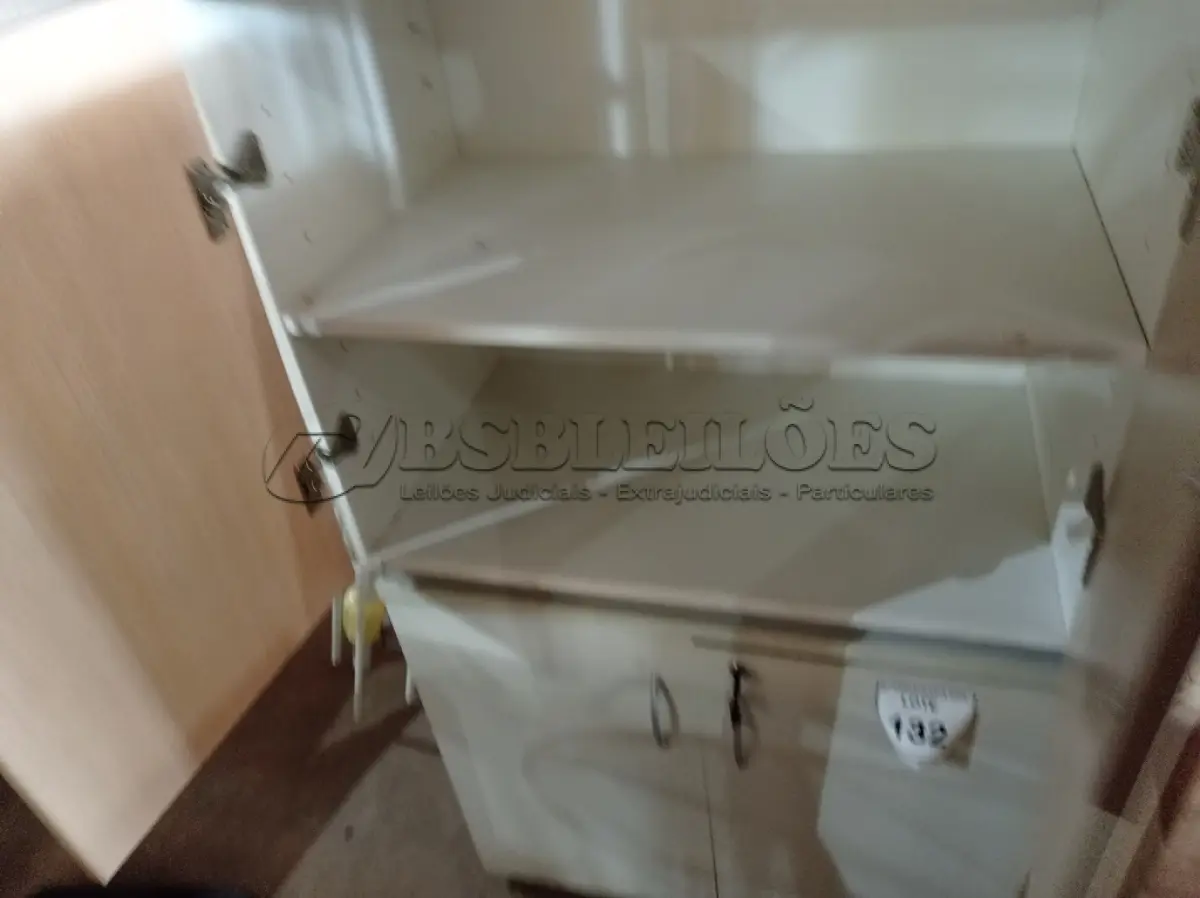 LOTE 132 - 01 ARMÁRIO BAIXO 02 PORTAS (LOW CABINET). (NO ESTADO EM QUE SE ENCONTRA. SUJEITO A AVARIAS OCULTAS/VISÍVEIS.) 