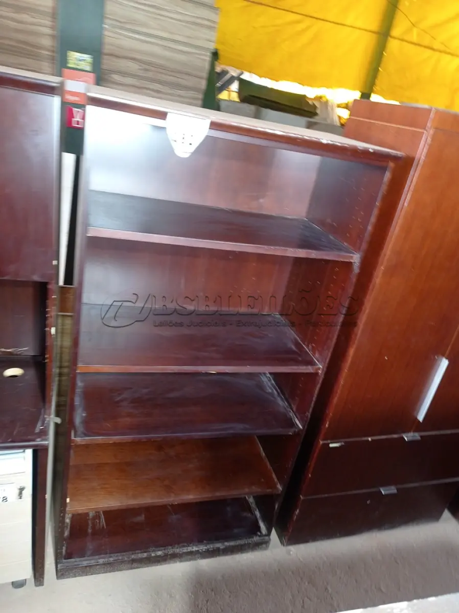 LOTE 282 - 01 ESTANTE EM MADEIRA (WOODEN BOOKCASE). (NO ESTADO EM QUE SE ENCONTRA. SUJEITO A AVARIAS OCULTAS/VISÍVEIS.)