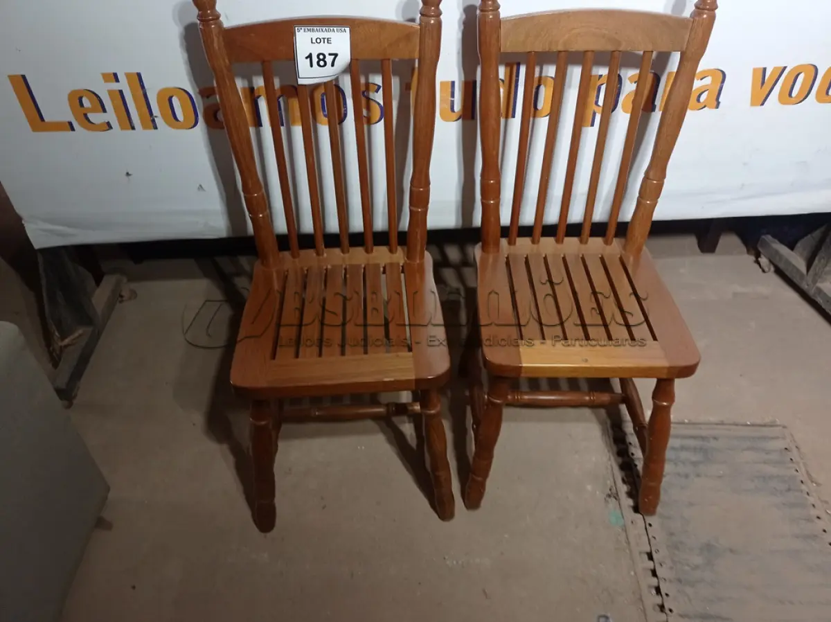 LOTE 187 - 02 CADEIRAS (CHAIRS). (NO ESTADO EM QUE SE ENCONTRA. SUJEITO A AVARIAS OCULTAS/VISÍVEIS.) BH1530J/ BH1530K 