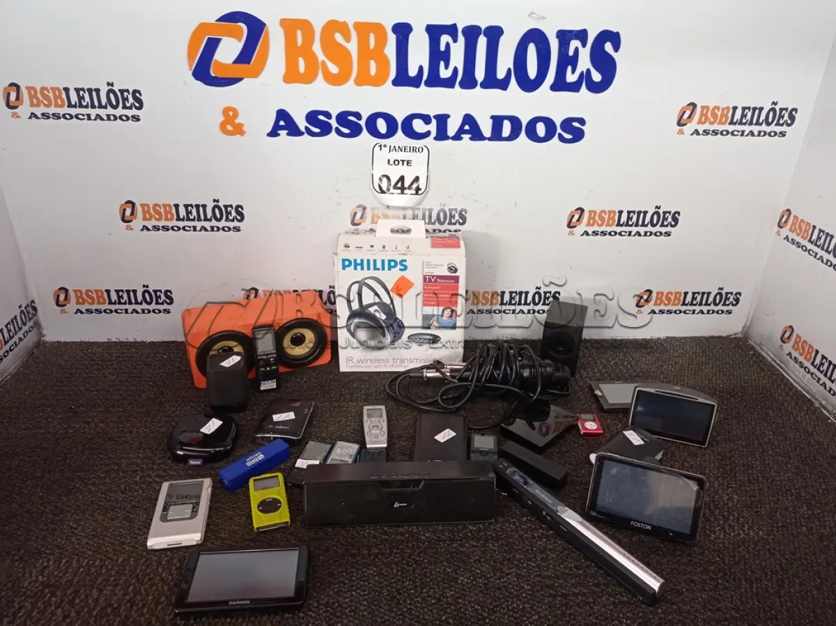 LOTE 044 - 01 FONE DE OUVIDO WIRELESS PARA TV MARCA PHILIPS, 04 GPS, 02 MICROFONES E MATERIAIS ELETRÔNICOS DIVERSOS. (NO ESTADO) ATENÇÃO! FAZER A VISITAÇÃO ANTES DE ARREMATAR, NÃO SABEMOS SE FUNCIONA. LEILÃO NÃO TEM GARANTIA E NEM DEVOLUÇÃO, SUJEITO A POSSÍVEIS AVARIAS VISÍVEIS/OCULTAS E/OU AUSÊNCIA DE COMPONENTES.