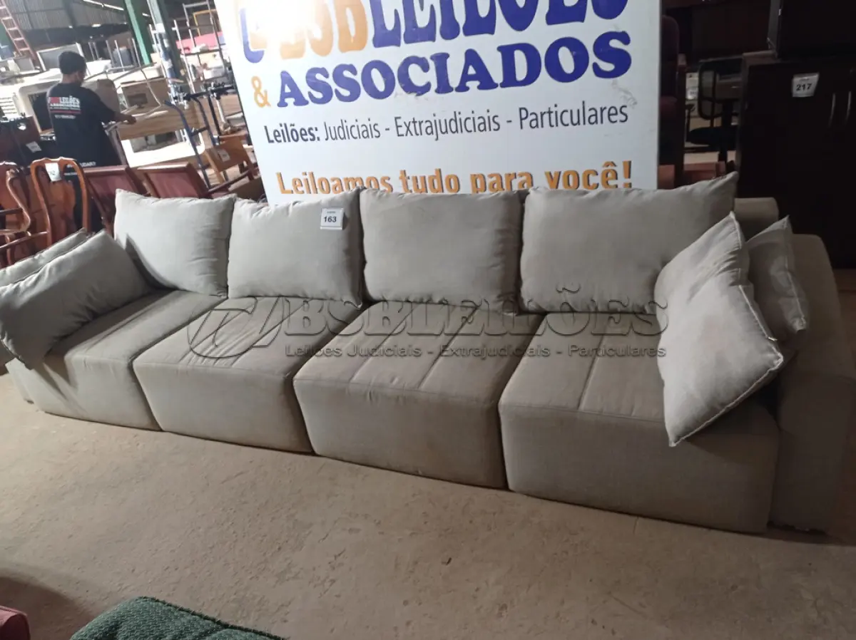 LOTE 163 - 01 SOFÁ GRANDE PARA 4 PESSOAS (SOFA TABLE). (NO ESTADO EM QUE SE ENCONTRA. SUJEITO A AVARIAS OCULTAS/VISÍVEIS.)