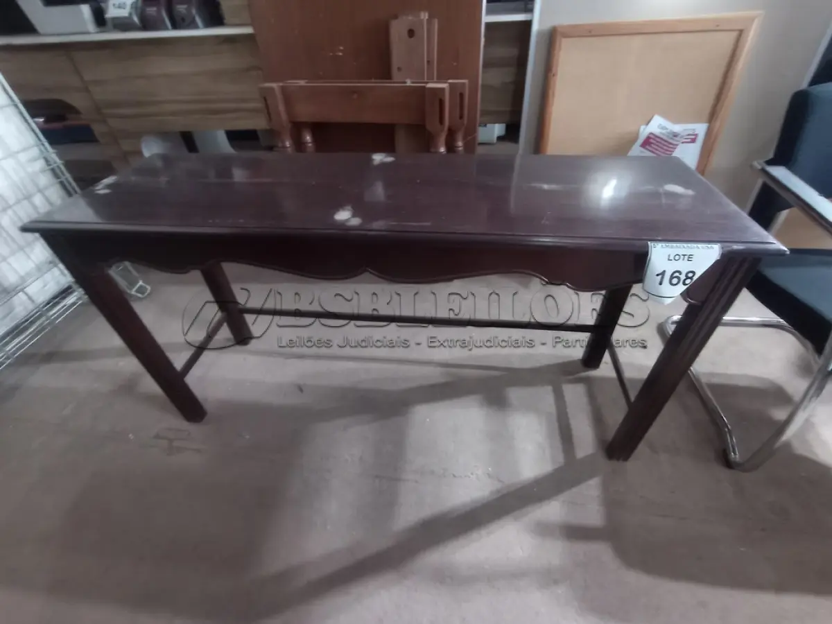 LOTE 168 - 01 APARADOR EM MADEIRA. (WOODEN SIDEBOARD) (NO ESTADO EM QUE SE ENCONTRA. SUJEITO A AVARIAS OCULTAS/VISÍVEIS.)