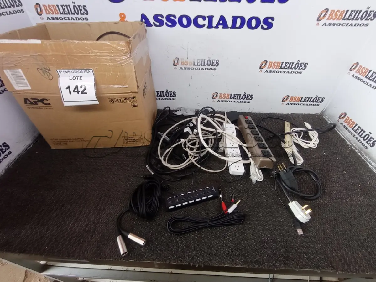 LOTE 142 - 01 CAIXA COM CABOS (BOX WITH CABLES). (NO ESTADO EM QUE SE ENCONTRA. SUJEITO A AVARIAS OCULTAS/VISÍVEIS.)