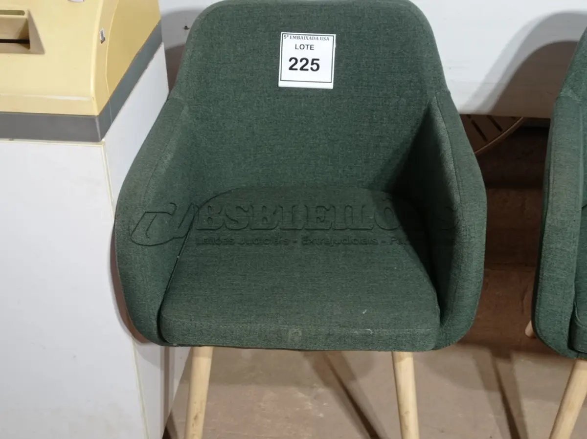 LOTE 225 - 01 CADEIRA VERDE (GREEN CHAIR). (NO ESTADO EM QUE SE ENCONTRA. SUJEITO A AVARIAS OCULTAS/VISÍVEIS.)