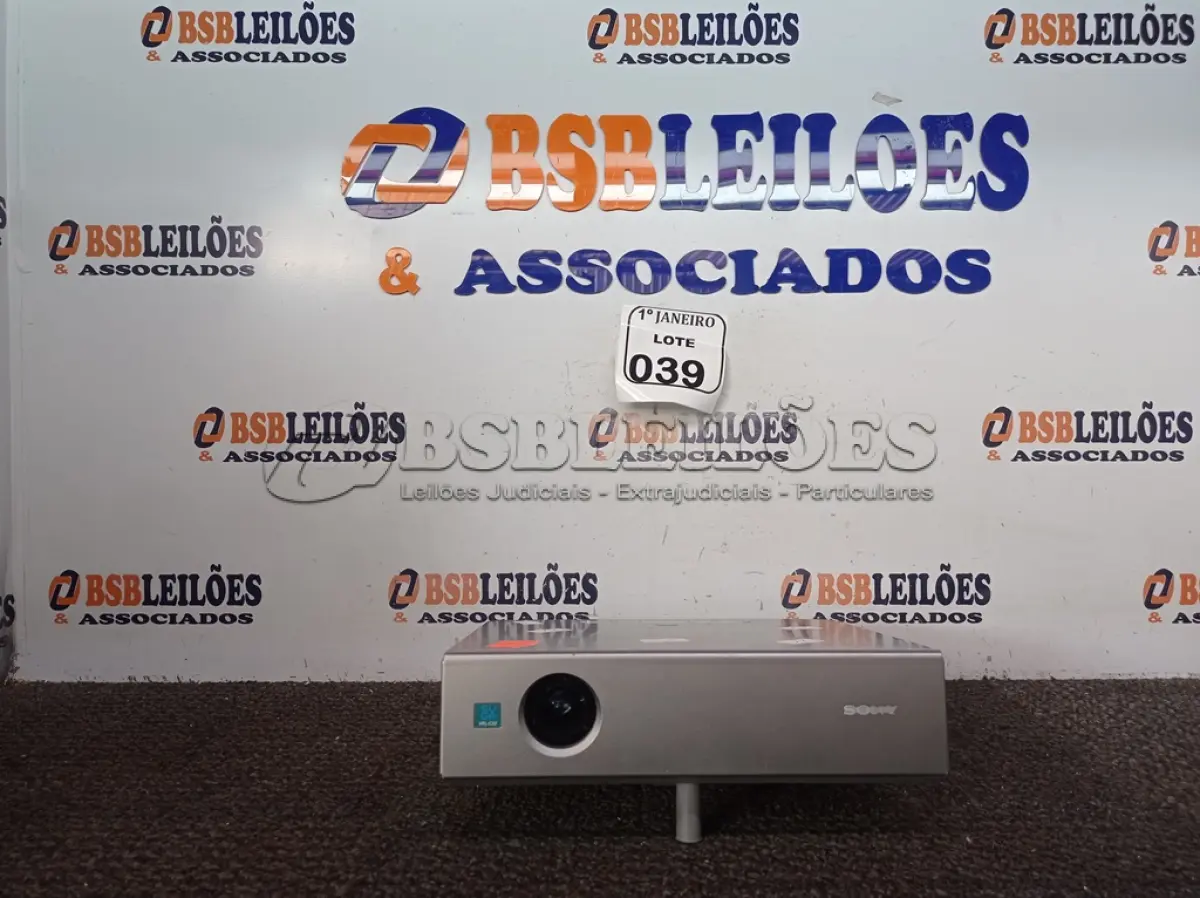 LOTE 039 - 01 PROJETOR MULTIMIDIA MARCA SONY. (NO ESTADO) ATENÇÃO! FAZER A VISITAÇÃO ANTES DE ARREMATAR, NÃO SABEMOS SE FUNCIONA. LEILÃO NÃO TEM GARANTIA E NEM DEVOLUÇÃO, SUJEITO A POSSÍVEIS AVARIAS VISÍVEIS/OCULTAS E/OU AUSÊNCIA DE COMPONENTES.