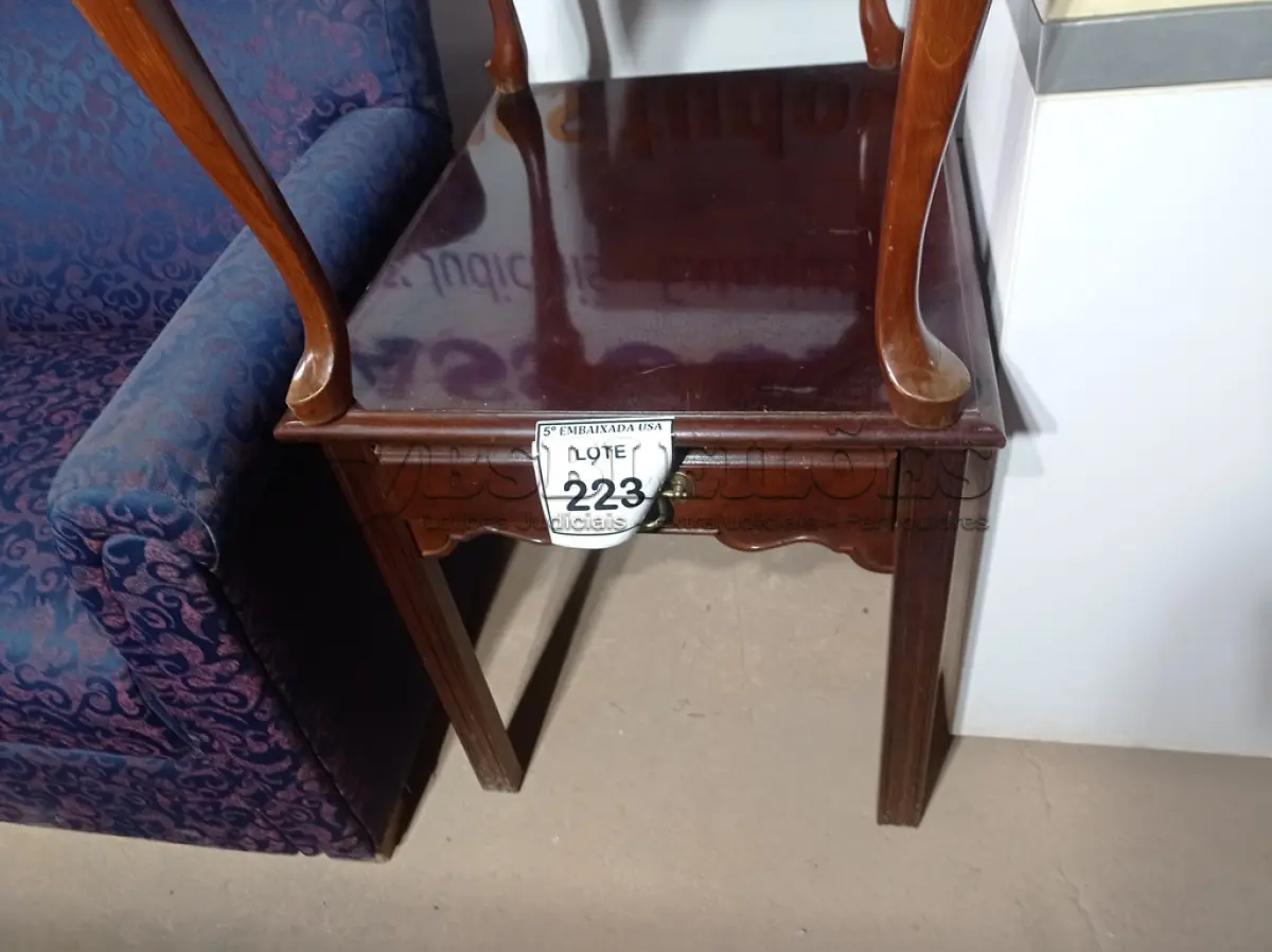 LOTE 223 - 01 MESA EM MADEIRA C/GAVETA (WOODEN TABLE). (NO ESTADO EM QUE SE ENCONTRA. SUJEITO A AVARIAS OCULTAS/VISÍVEIS.) (NO ESTADO EM QUE SE ENCONTRA. SUJEITO A AVARIAS OCULTAS/VISÍVEIS.)