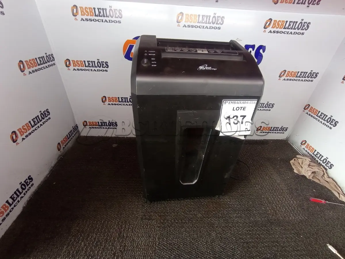 LOTE 137 - 01 TRITURADOR PRETO PEQUENO (SHREDDER). (NO ESTADO EM QUE SE ENCONTRA. SUJEITO A AVARIAS OCULTAS/VISÍVEIS.)