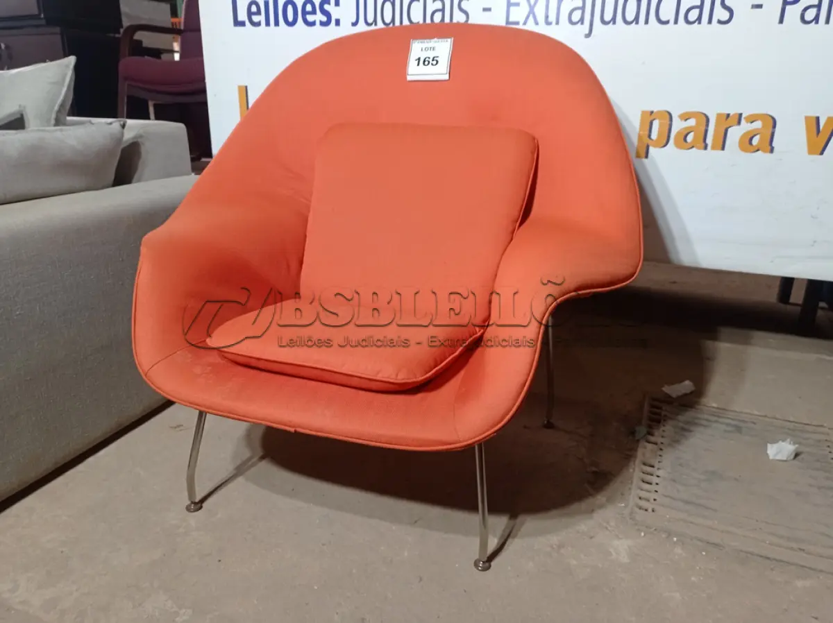LOTE 165 - 01 POLTRONA NA COR LARANJA (ARMCHAIR). (NO ESTADO EM QUE SE ENCONTRA. SUJEITO A AVARIAS OCULTAS/VISÍVEIS.)