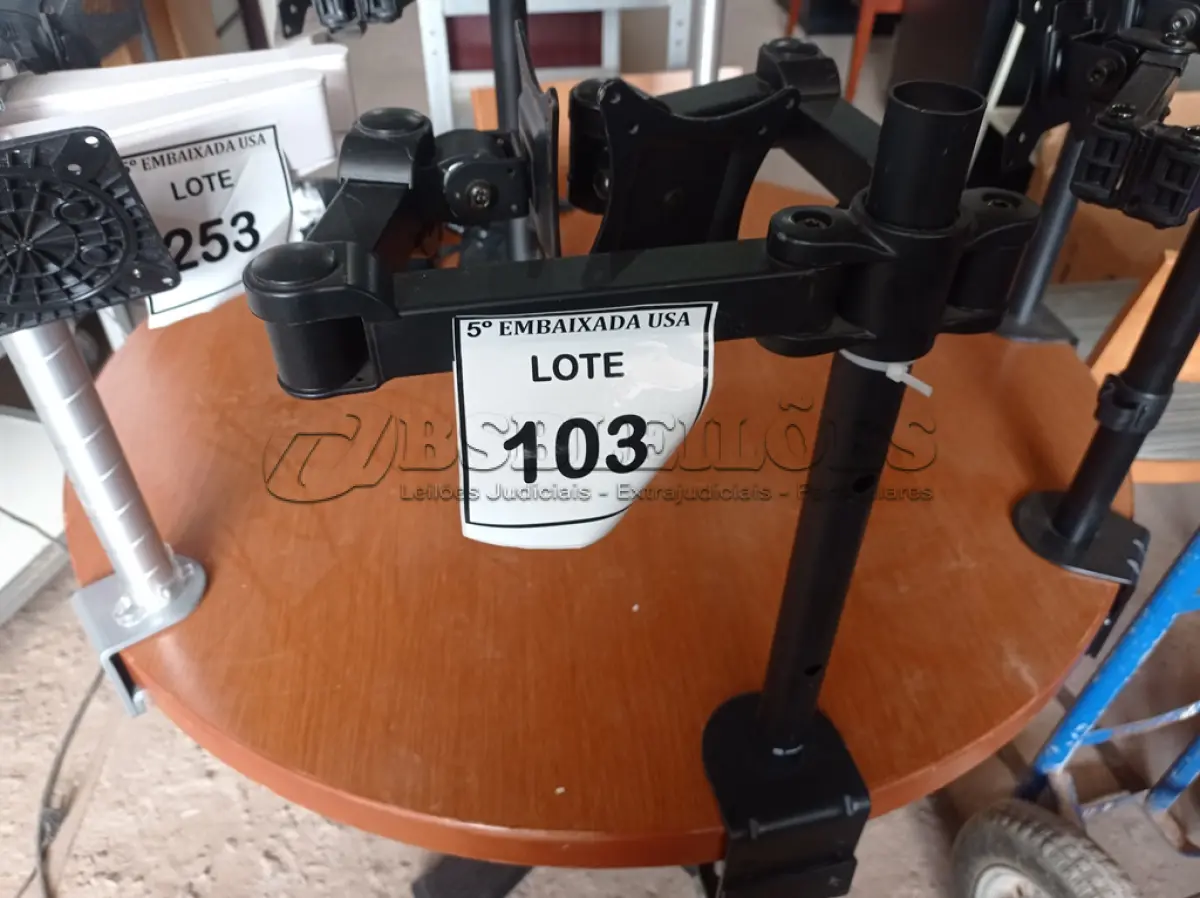 LOTE 103 - 01 SUPORTE PARA MONITOR (MONITOR STAND). (NO ESTADO EM QUE SE ENCONTRA. SUJEITO A AVARIAS OCULTAS/VISÍVEIS.)