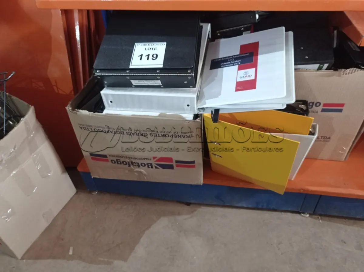 LOTE 119 - 01 LOTE C/SUPORTES PARA PASTAS E VÁRIAS PASTAS (FOLDER HOLDER) E 03 PORTAS CANETAS (PEN HOLDER) (NO ESTADO EM QUE SE ENCONTRA. SUJEITO A AVARIAS OCULTAS/VISÍVEIS.)