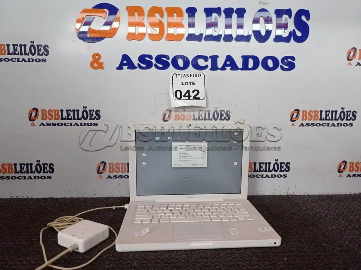 LOTE 042 - 01 MACBOOK S/CARREGADOR. (NO ESTADO) ATENÇÃO! FAZER A VISITAÇÃO ANTES DE ARREMATAR, NÃO SABEMOS SE FUNCIONA. LEILÃO NÃO TEM GARANTIA E NEM DEVOLUÇÃO, SUJEITO A POSSÍVEIS AVARIAS VISÍVEIS/OCULTAS E/OU AUSÊNCIA DE COMPONENTES.