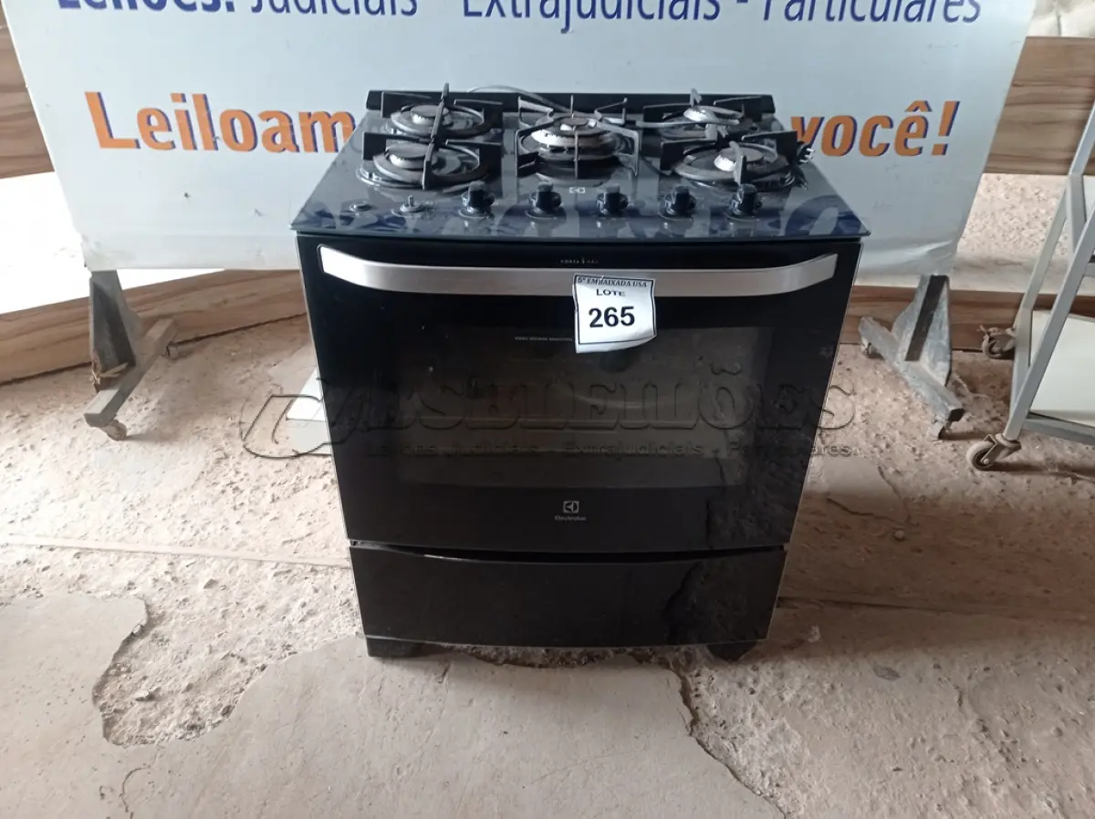LOTE 265 - 01 FOGÃO MARCA ELECTROLUX 05 BOCAS 220V (RANGE). (NO ESTADO EM QUE SE ENCONTRA. SUJEITO A AVARIAS OCULTAS/VISÍVEIS.) BF8677M