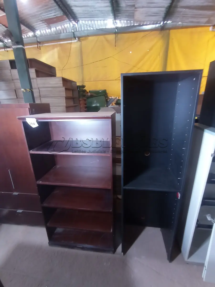LOTE 284 - 01 ESTANTE EM MADEIRA (WOODEN BOOKCASE). (NO ESTADO EM QUE SE ENCONTRA. SUJEITO A AVARIAS OCULTAS/VISÍVEIS.)