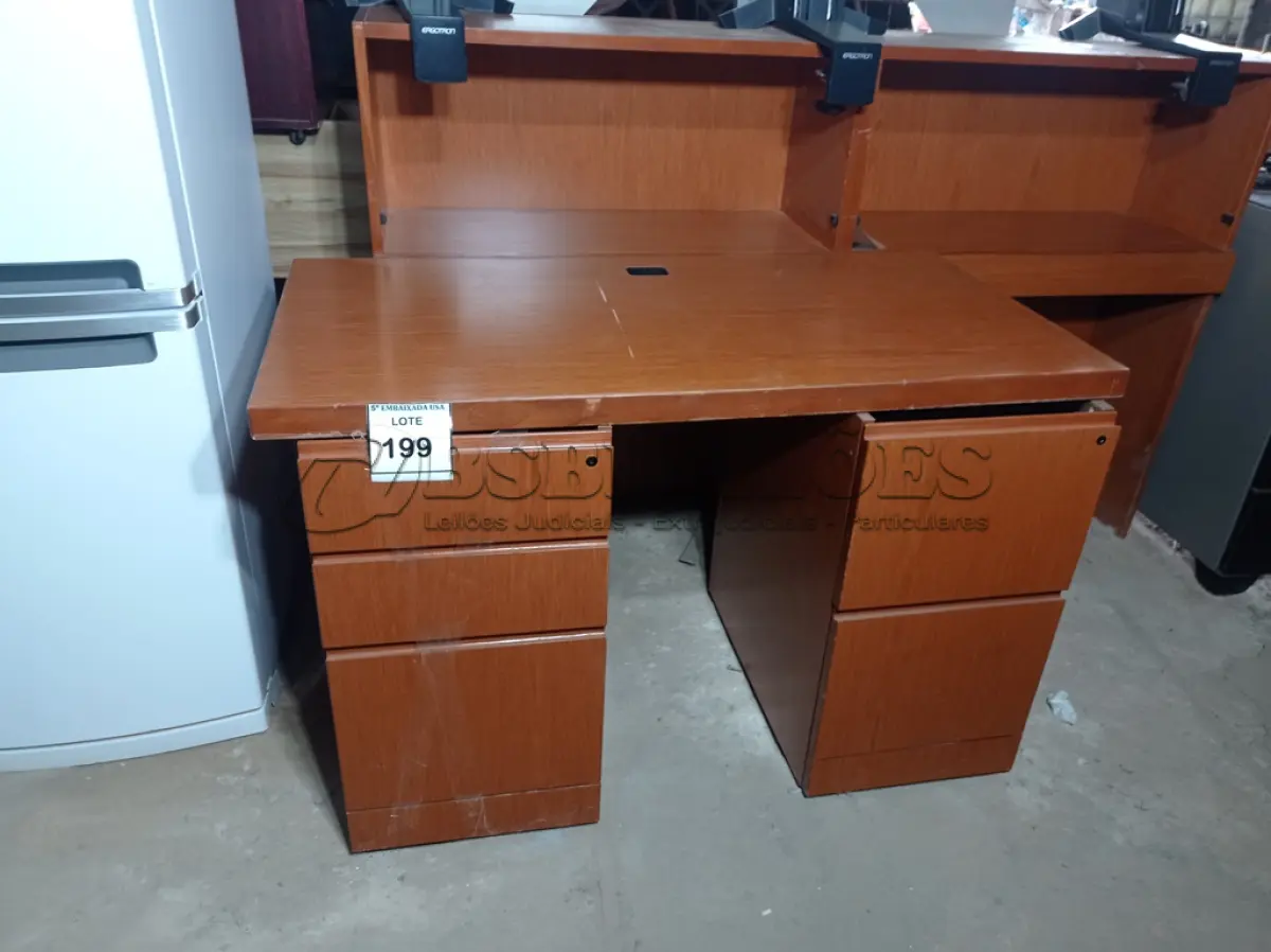 LOTE 199 - 01 MESA PARA COMPUTADOR NA COR MARROM (BROWN CCOMPUTER DESK) (NO ESTADO EM QUE SE ENCONTRA. SUJEITO A AVARIAS OCULTAS/VISÍVEIS.)