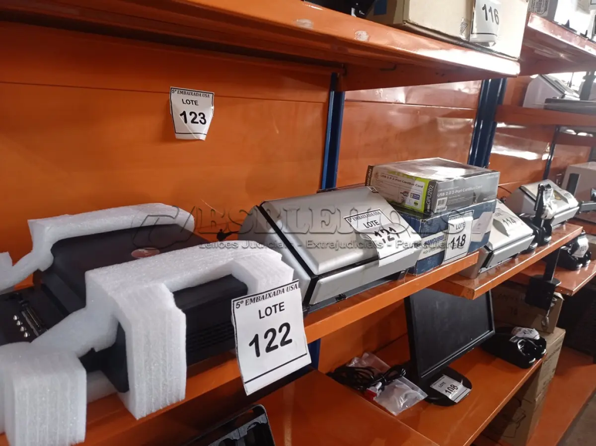 LOTE 123 - 01 ESTANTE DE AÇO C/ PRATELEIRA LARANJA (STEEL SHELF WITH ORANGE SHELF) (NO ESTADO EM QUE SE ENCONTRA. SUJEITO A AVARIAS OCULTAS/VISÍVEIS.) AV9557V 