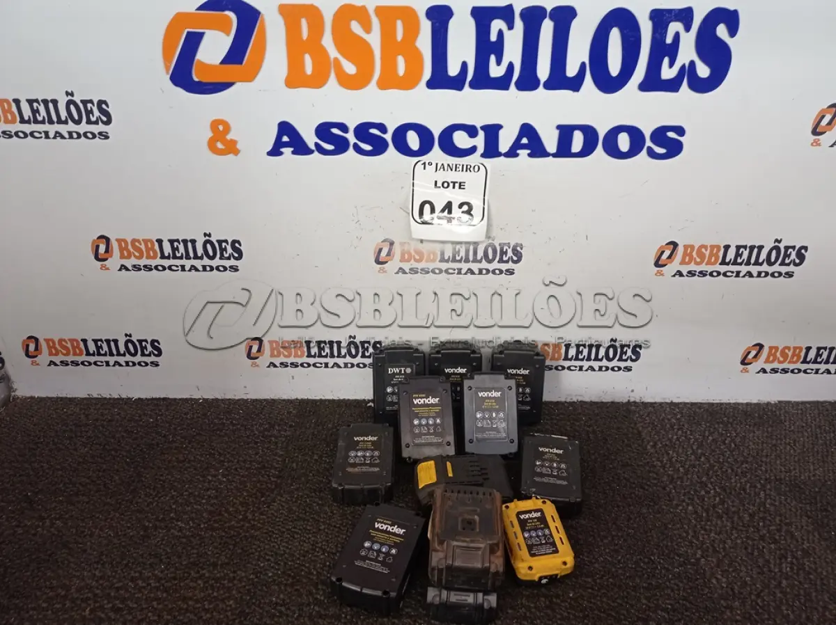 LOTE 043 - 12 BATERIAS P/PARAFUSADEIRA MARCAS E MODELOS DIVERSOS. (NO ESTADO) ATENÇÃO! FAZER A VISITAÇÃO ANTES DE ARREMATAR, NÃO SABEMOS SE FUNCIONA. LEILÃO NÃO TEM GARANTIA E NEM DEVOLUÇÃO, SUJEITO A POSSÍVEIS AVARIAS VISÍVEIS/OCULTAS E/OU AUSÊNCIA DE COMPONENTES.