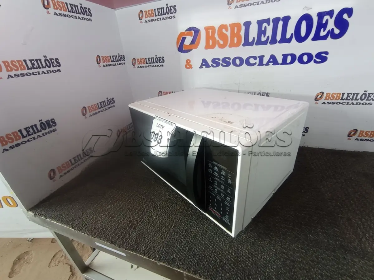 LOTE 093 -  01 MICRO-ONDAS MARCA LG 220V(MICROWAVE). (NO ESTADO EM QUE SE ENCONTRA. SUJEITO A AVARIAS OCULTAS/VISÍVEIS.) BH1502G 