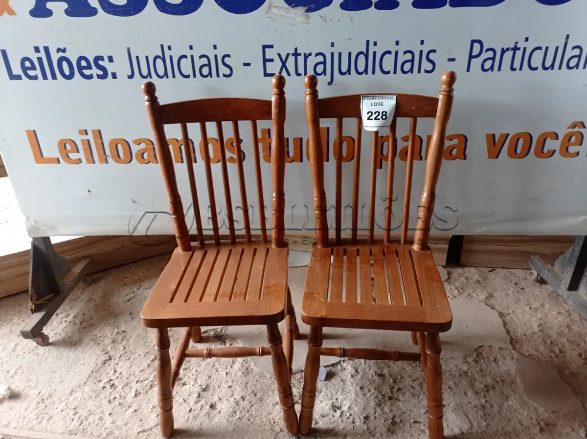LOTE 228 - 02 CADEIRAS (CHAIRS). (NO ESTADO EM QUE SE ENCONTRA. SUJEITO A AVARIAS OCULTAS/VISÍVEIS.) BH1530V/ BH1530W