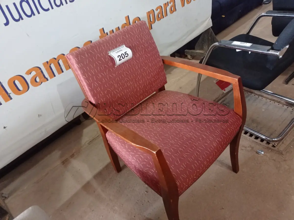 LOTE 205 - 01 CADEIRA NA COR VERMELHA COM ESTAMPA (RED CHAIR WITH PRINT).  (NO ESTADO EM QUE SE ENCONTRA. SUJEITO A AVARIAS OCULTAS/VISÍVEIS.)