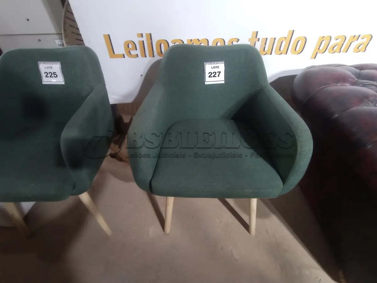 LOTE 227 - 01 CADEIRA VERDE (GREEN CHAIR). (NO ESTADO EM QUE SE ENCONTRA. SUJEITO A AVARIAS OCULTAS/VISÍVEIS.)