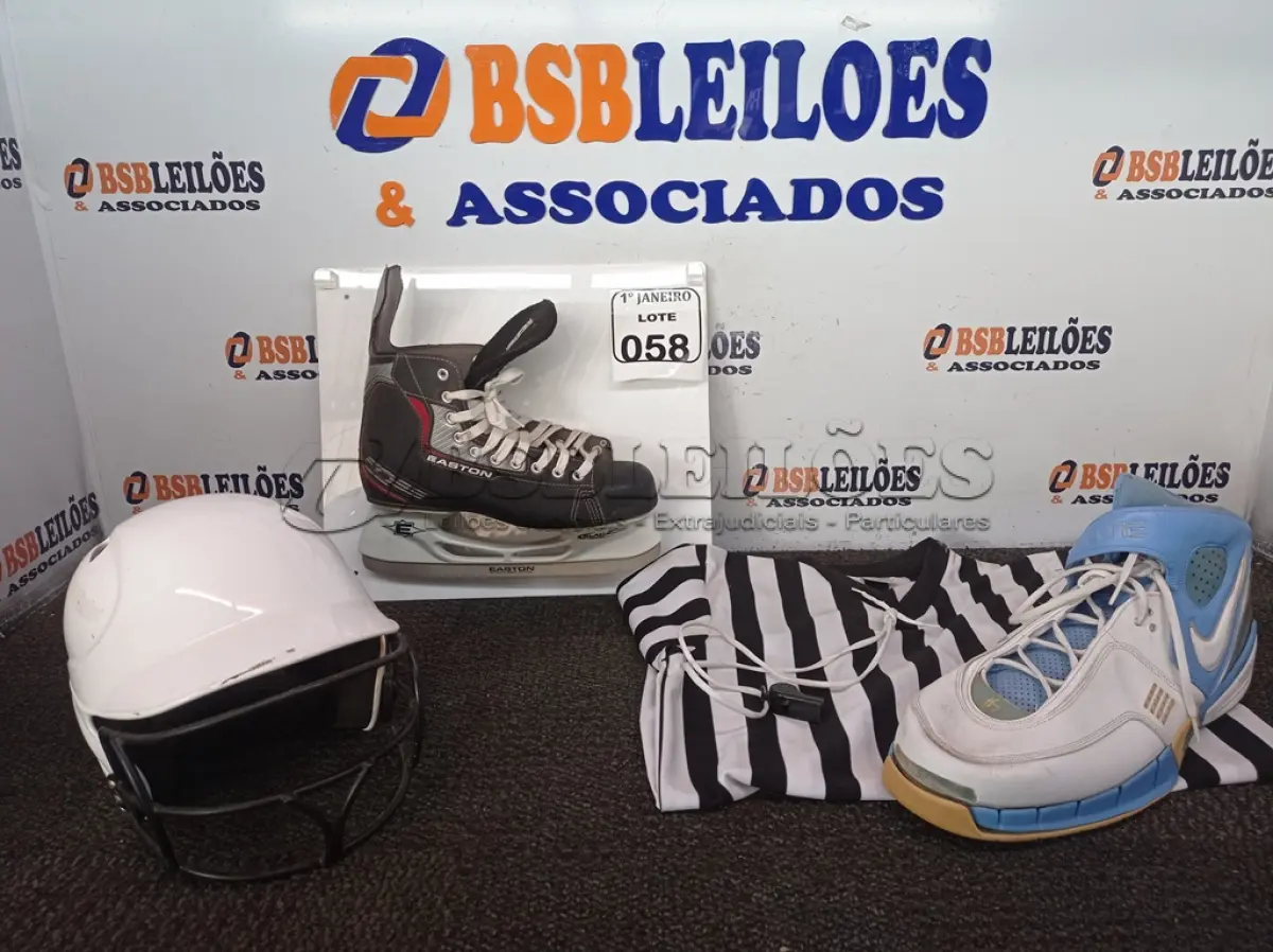 LOTE 058 - 01 LOTE C/ ITENS DE HOCKEY E BASQUETE. (NO ESTADO) ATENÇÃO! FAZER A VISITAÇÃO ANTES DE ARREMATAR, NÃO SABEMOS SE FUNCIONA. LEILÃO NÃO TEM GARANTIA E NEM DEVOLUÇÃO, SUJEITO A POSSÍVEIS AVARIAS VISÍVEIS/OCULTAS E/OU AUSÊNCIA DE COMPONENTES.