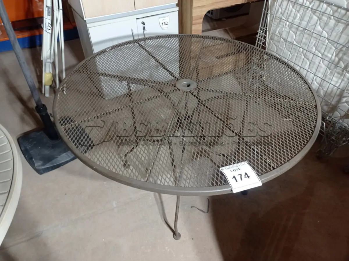 LOTE 174 - 01 MESA DE JARDIM (GARDEN TABLE) AV9868D NO ESTADO EM QUE SE ENCONTRA). SUJEITO A AVARIAS OCULTAS/VISÍVEIS.)
