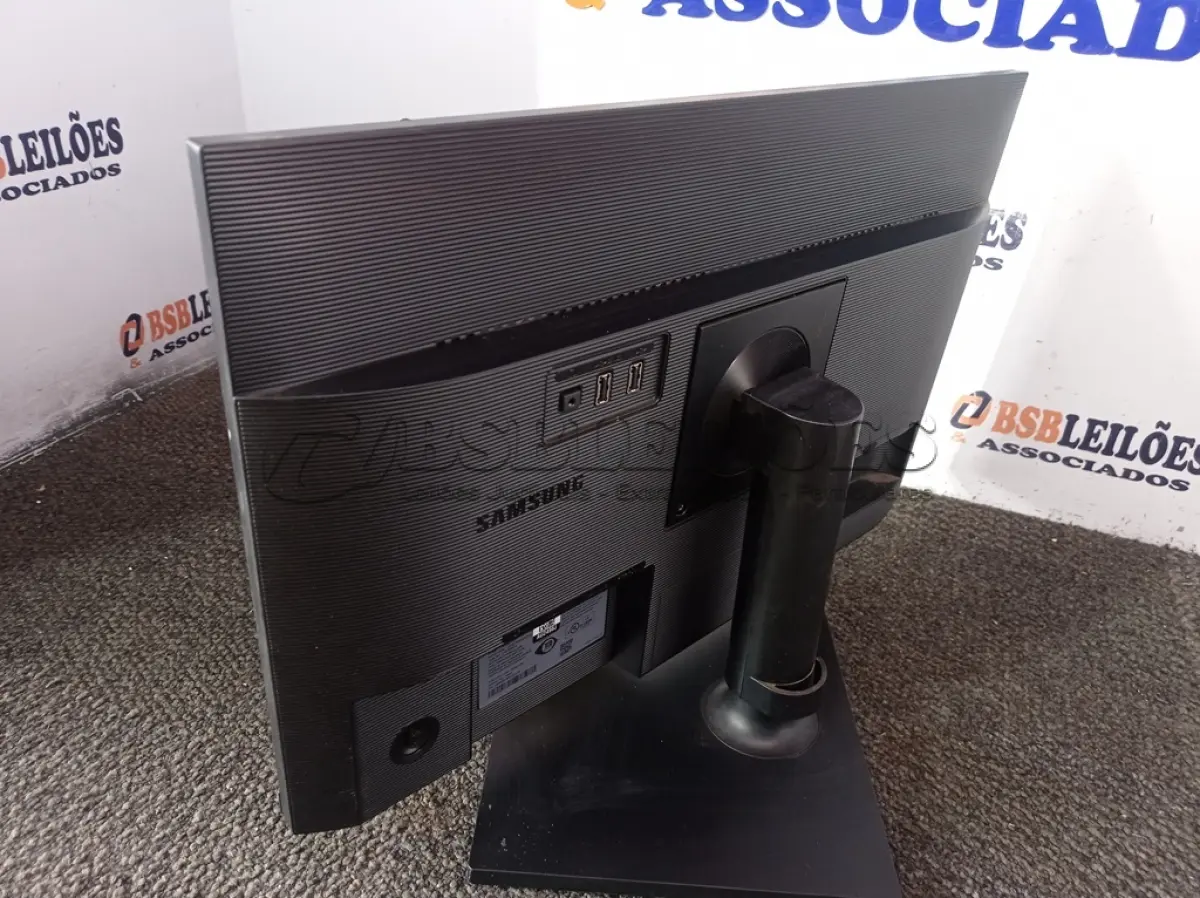 LOTE 097 - 01 MONITOR SAMSUNG 24” (MONITOR). (NO ESTADO EM QUE SE ENCONTRA. SUJEITO A AVARIAS OCULTAS/VISÍVEIS.) AU2498J