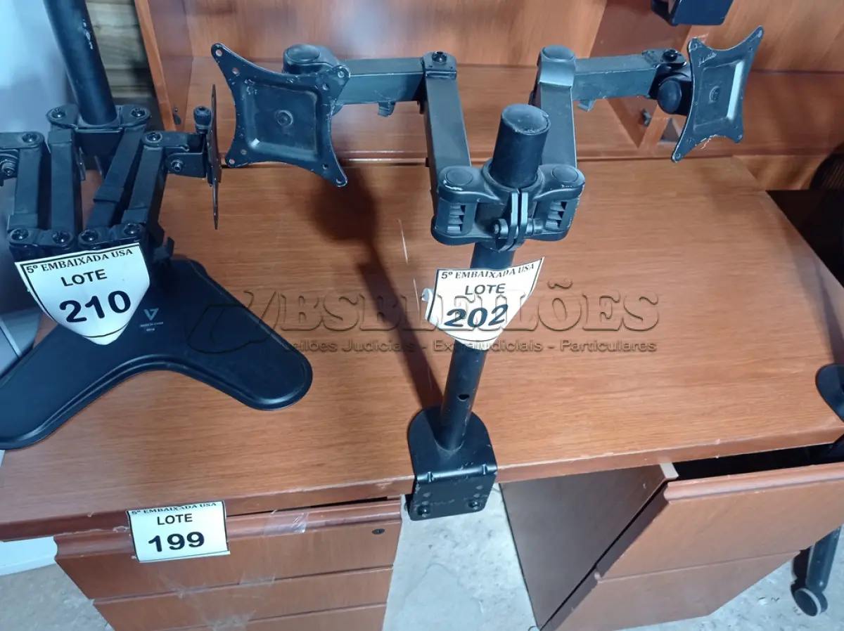 LOTE 202 - 01 SUPORTE PARA MONITOR (MONITOR STAND). (NO ESTADO EM QUE SE ENCONTRA. SUJEITO A AVARIAS OCULTAS/VISÍVEIS.)