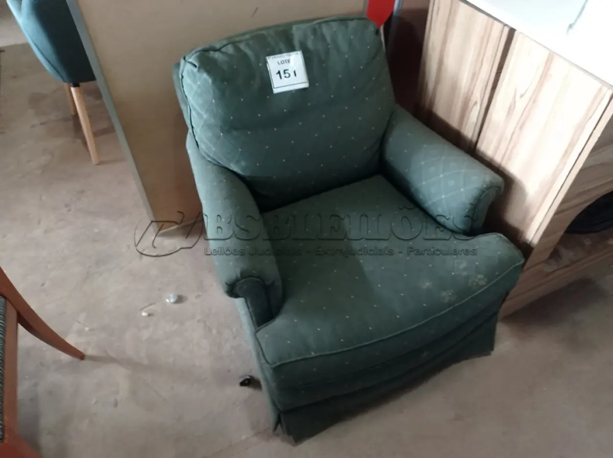 LOTE 151 - 01 POLTRONA (ARMCHAIR). (NO ESTADO EM QUE SE ENCONTRA. SUJEITO A AVARIAS OCULTAS/VISÍVEIS.) AV9649K