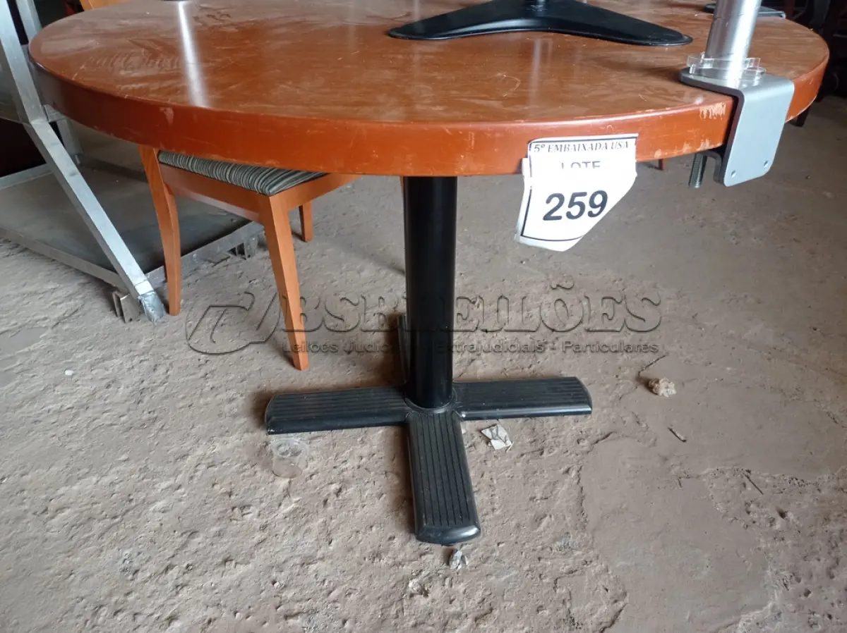 LOTE 259 - 01 MESA REDONDA DE MADEIRA CLARA (ROUND LIGHT WOOD TABLE). (NO ESTADO EM QUE SE ENCONTRA. SUJEITO A AVARIAS OCULTAS/VISÍVEIS.)