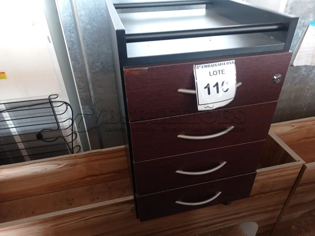 LOTE 110 - 01 GAVETEIRO ESCURO (DARK DRAWER). (NO ESTADO EM QUE SE ENCONTRA. SUJEITO A AVARIAS OCULTAS/VISÍVEIS.)