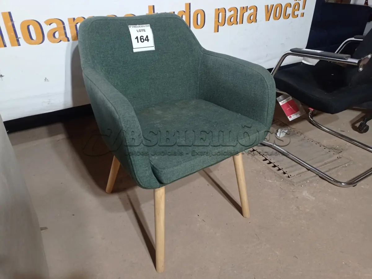 LOTE 164 - 01 CADEIRA VERDE (GREEN CHAIR). (NO ESTADO EM QUE SE ENCONTRA. SUJEITO A AVARIAS OCULTAS/VISÍVEIS.)