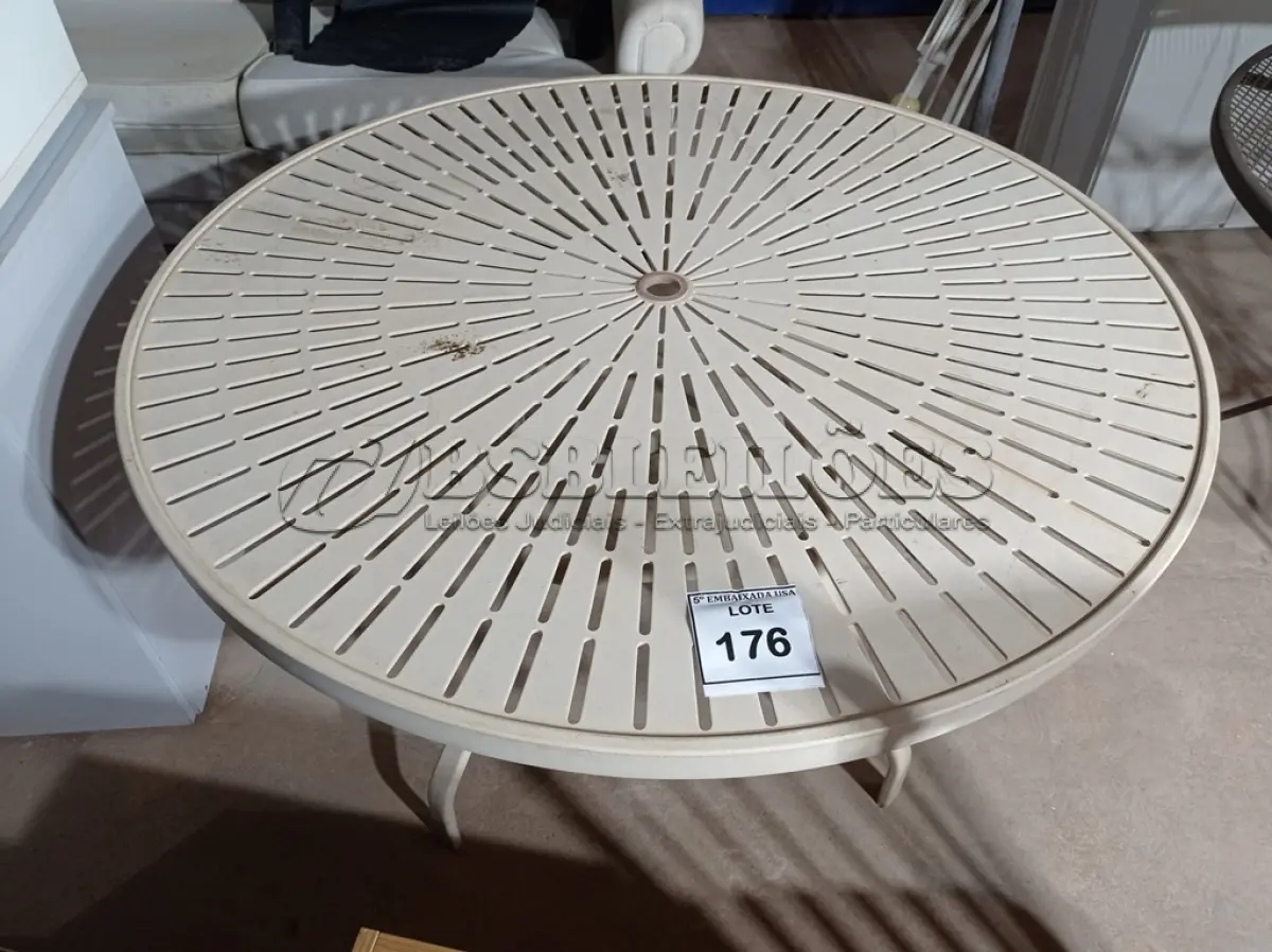 LOTE 176 - 01 MESA DE JARDIM (TABLE GARDEN). (NO ESTADO EM QUE SE ENCONTRA. SUJEITO A AVARIAS OCULTAS/VISÍVEIS.) AV9954K