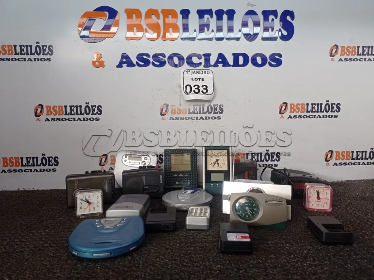LOTE 033 - 01 RÁDIO RELÓGIO, 01 DISCMAN, VÁRIOS CARREGADORES P/PILHA E ELETRÔNICOS DIVERSOS. (NO ESTADO) ATENÇÃO! FAZER A VISITAÇÃO ANTES DE ARREMATAR, NÃO SABEMOS SE FUNCIONA. LEILÃO NÃO TEM GARANTIA E NEM DEVOLUÇÃO, SUJEITO A POSSÍVEIS AVARIAS VISÍVEIS/OCULTAS E/OU AUSÊNCIA DE COMPONENTES.
